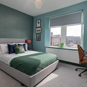 Modern Comfort-family-friendly-near & Peaks Holiday home Sheffield